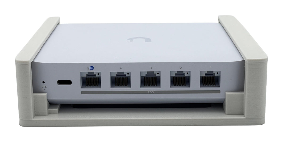 All five 2.5G ports, the USB-C power port and the reset button stay open on the mounted UCG-Max